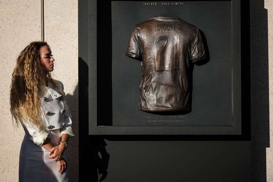 Witwe Rude Cardoso an der Seite von Diogo Jotas Denkmal.