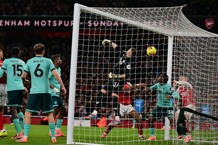 Sam Johnstone ficou mal na fotografia no primeiro golo do Arsenal Sam Johnstone ficou mal na fotografia no primeiro golo do Arsenal