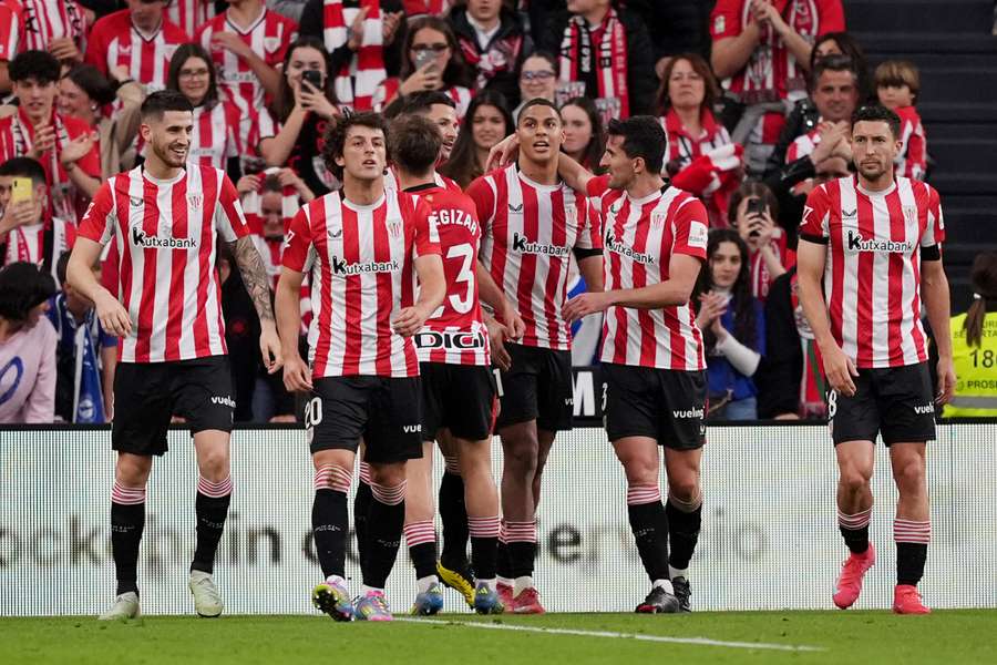 Los jugadores del Athletic celebran su gol ante el Alavés