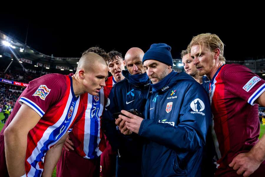 Stale Solbakken en zijn spelers wachten in spanning af wat er op het andere veld gebeurt