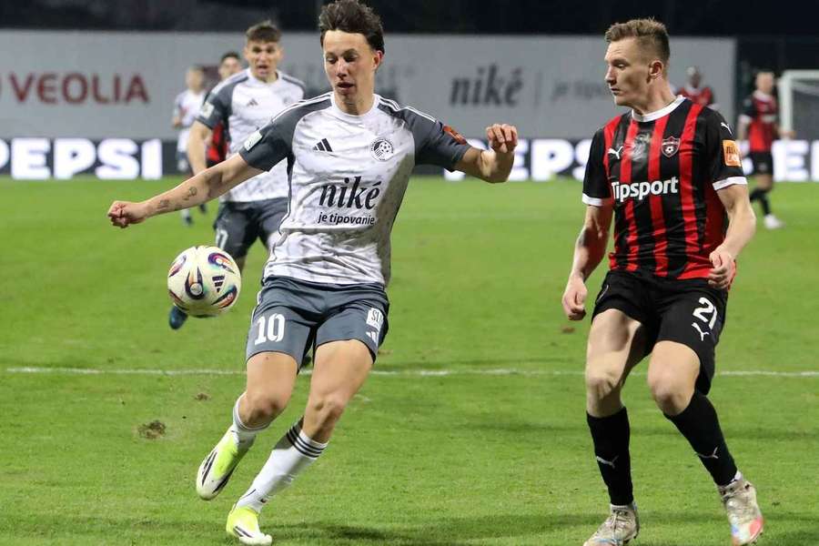 Bývalý sparťan Radek Šiler v akci během utkání s Trnavou. Bývalý sparťan Radek Šiler v akci během utkání s Trnavou.