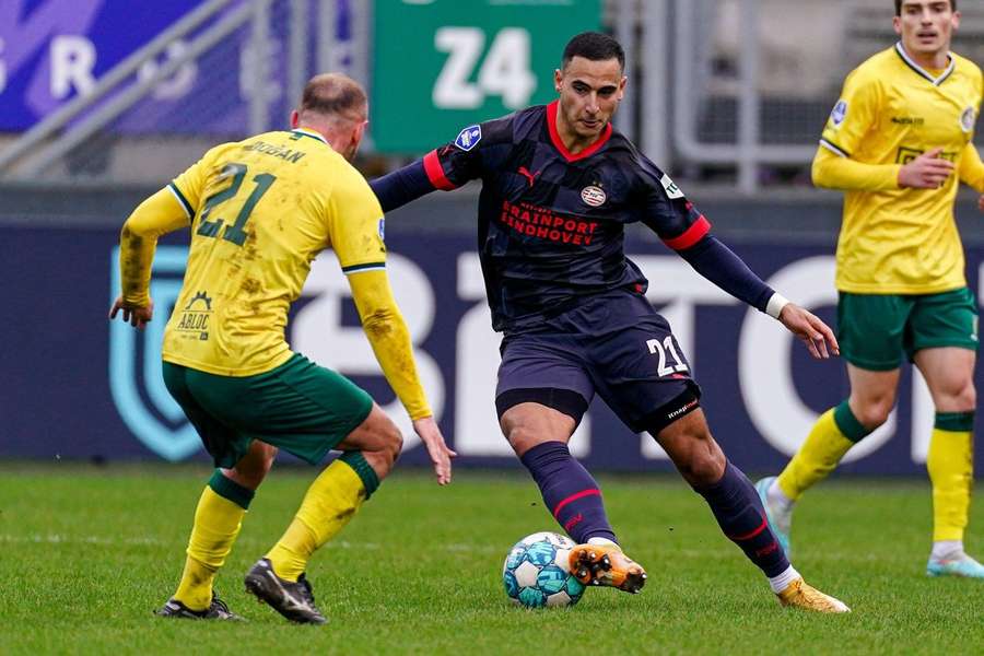 Fortuna Sittards Dogan Erdogan en PSV's Anwar El Ghazi in actie tijdens de eerdere ontmoeting op 15 januari