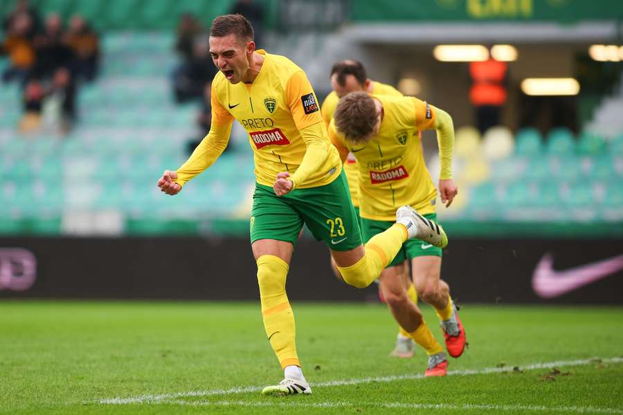 Michal Faško sa raduje z gólu.