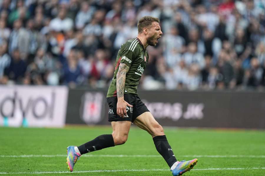 Ciro Immobile esulta dopo un gol durante il campionato turco.