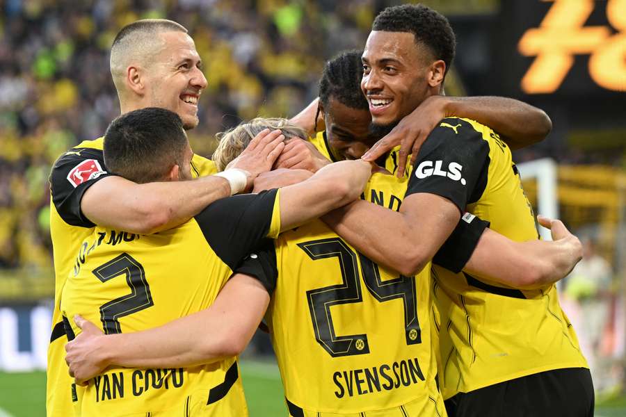 I giocatori del Borussia Dortmund esultano per il gol di Svensson