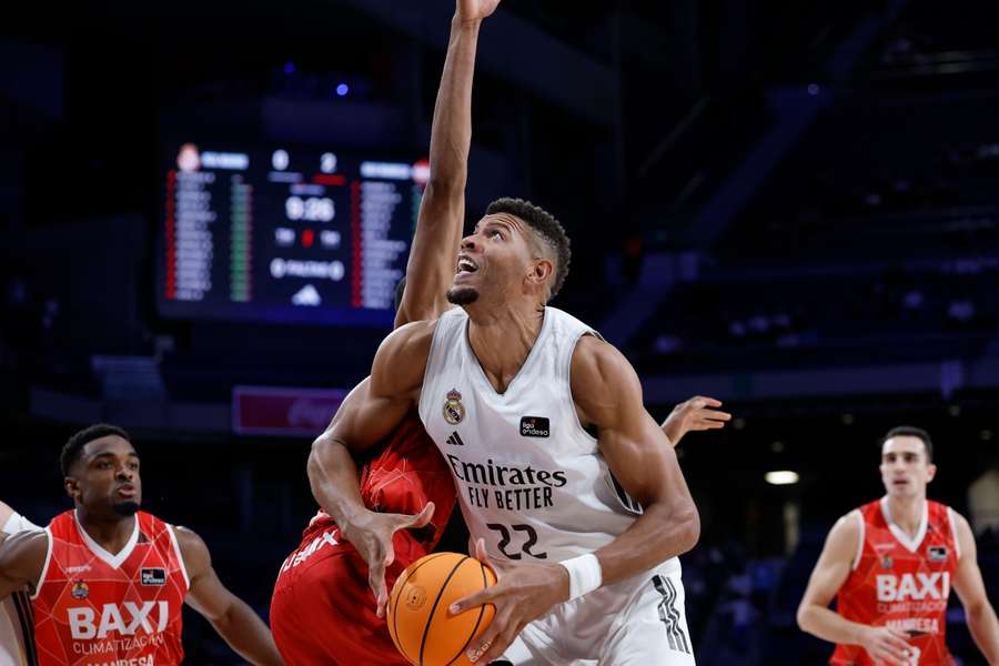 Edy Tavares intenta lanzar a canasta ante el Baxi Manresa Edy Tavares intenta lanzar a canasta ante el Baxi Manresa