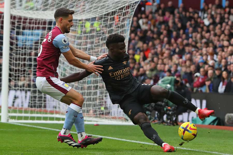 Arsenal's Bukayo Saka (R) vies with Aston Villa's Alex Moreno