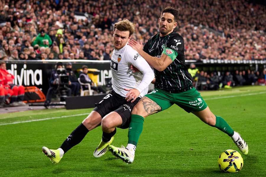 Lance del Valencia-Elche de ida entre Lucas Beltrán y Pedro Bigas