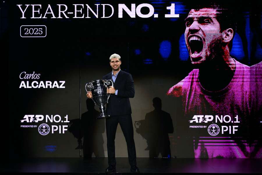 Alcaraz primește trofeul pentru locul întâi mondial în 2025 Alcaraz primește trofeul pentru locul întâi mondial în 2025