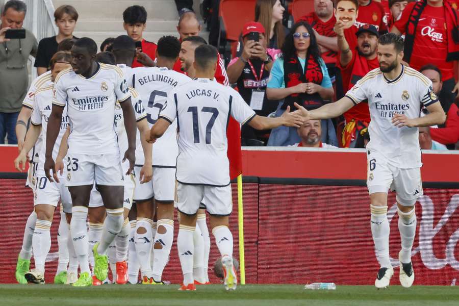 De spelers van Real Madrid vieren het enige doelpunt van de wedstrijd