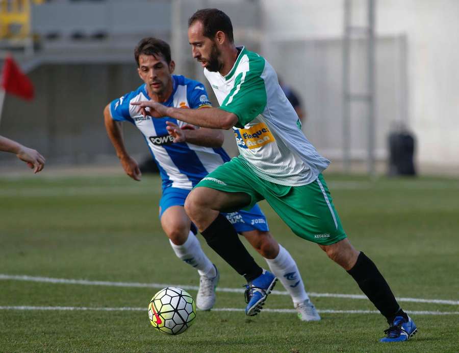 Ander Mirambell, con Víctor Sánchez en un partido de fútbol Ander Mirambell, con Víctor Sánchez en un partido de fútbol