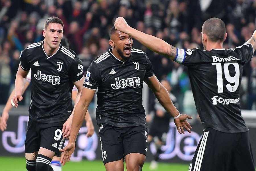 Gleison Bremer viert de 1-0 van Juventus tegen Sampdoria met zijn teamgenoten