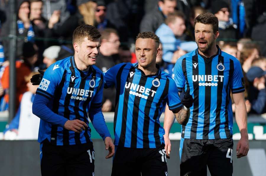 Bjorn Meijer, Noa Lang en Brandon Mechele vieren de openingstreffer tegen Luik