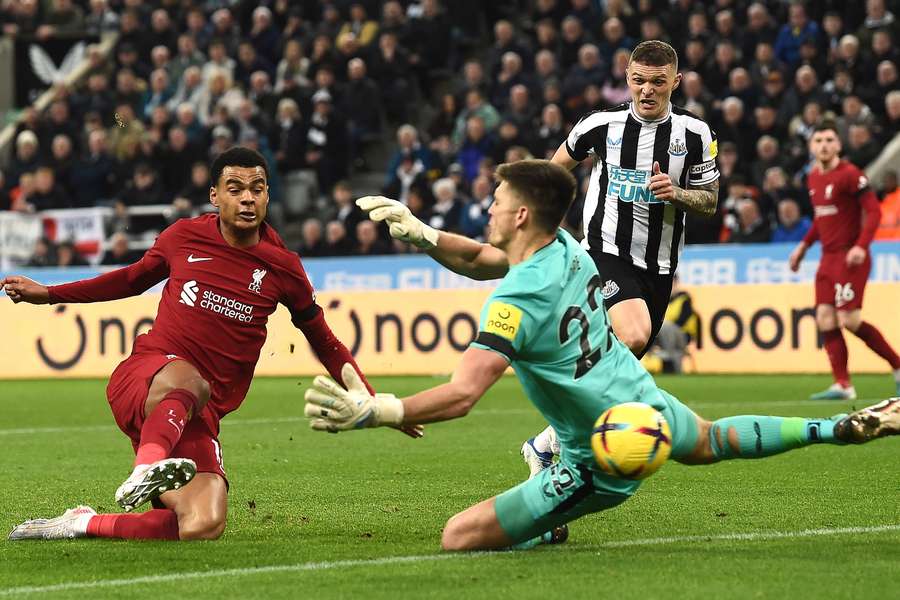 Gakpo scoort de 0-1 voor Liverpool tegen Newcastle