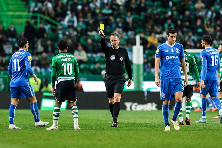 Artur Soares Dias em ação em Alvalade