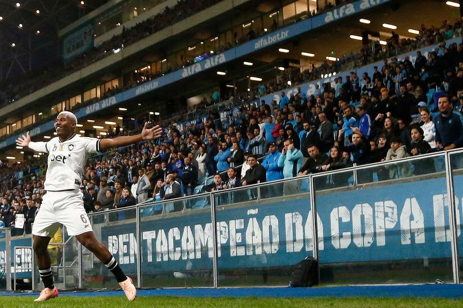 Cuiabano comemora em frente à torcida do Grêmio, seu ex-clube