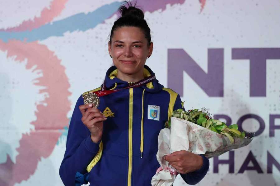 Vlada Kharkova poseert met de gouden medaille na het EK schermen in 2022