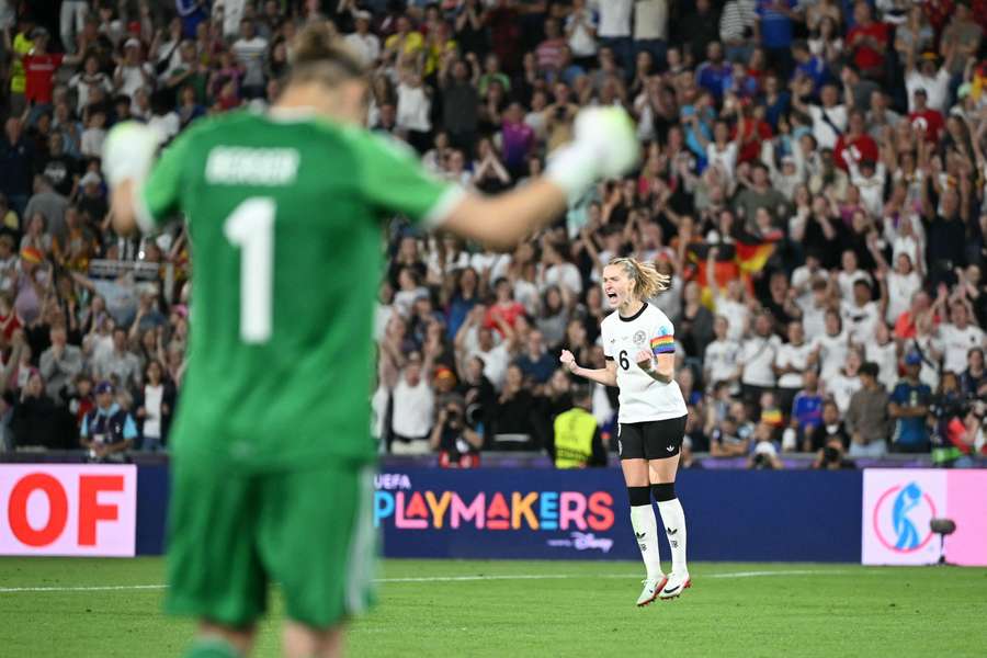 Janina Minge celebrates goal in penalty shootout