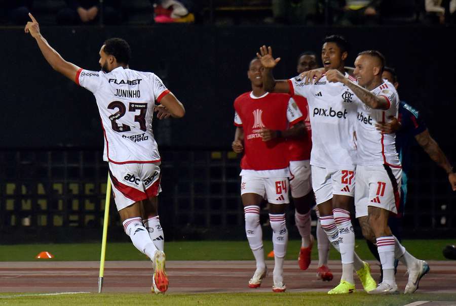Juninho comemora gol com seus companheiros Juninho comemora gol com seus companheiros