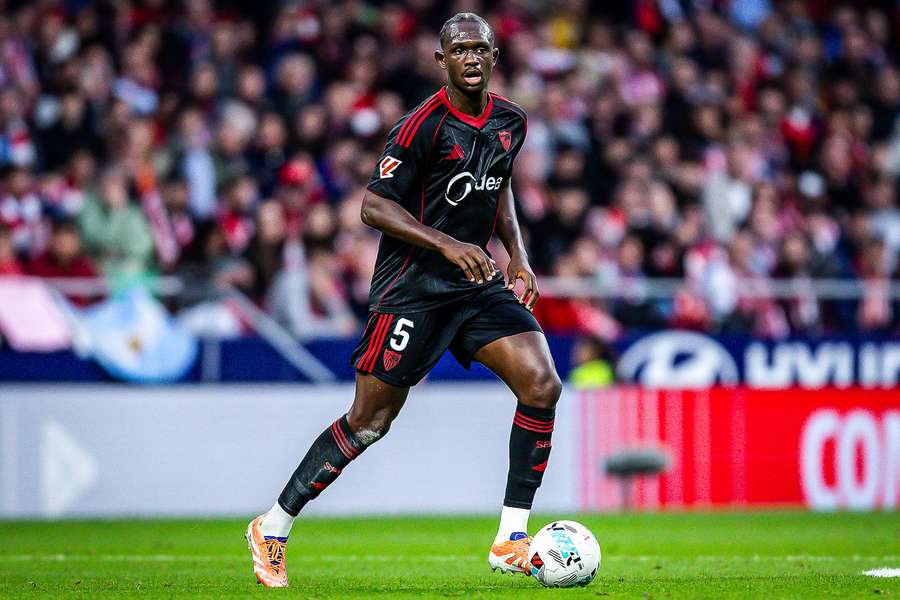 Nianzou conduce el balón Nianzou conduce el balón