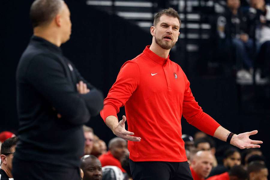 Thiago Splitter, entrenador interino de los Blazers mientras se investiga a Chauncey Billups Thiago Splitter, entrenador interino de los Blazers mientras se investiga a Chauncey Billups