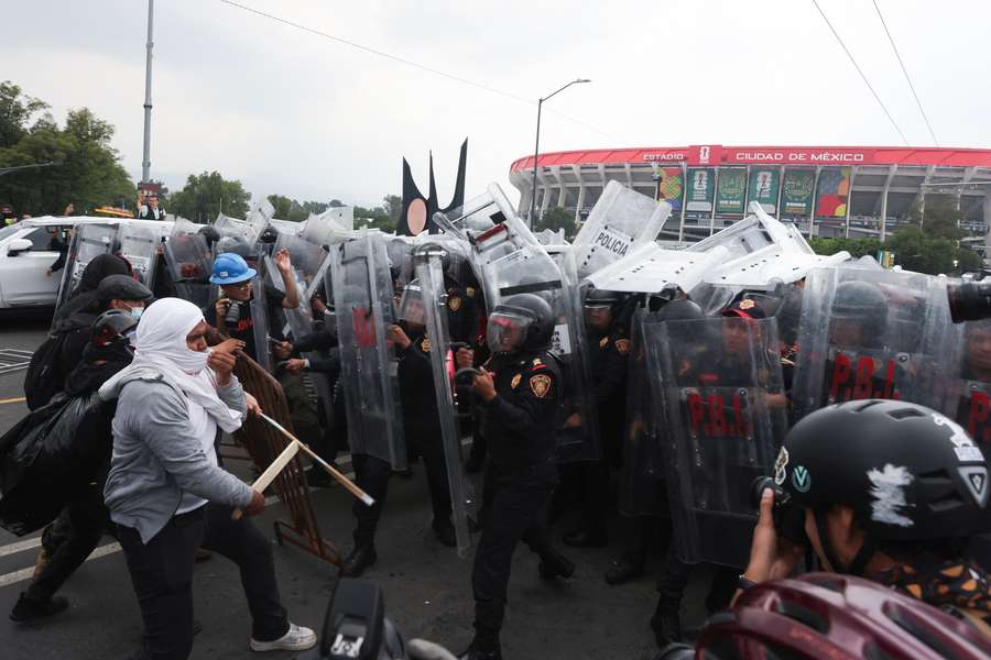 Gdy Meksyk szykował się do mundialu, pod stadionem trwały protesty Gdy Meksyk szykował się do mundialu, pod stadionem trwały protesty