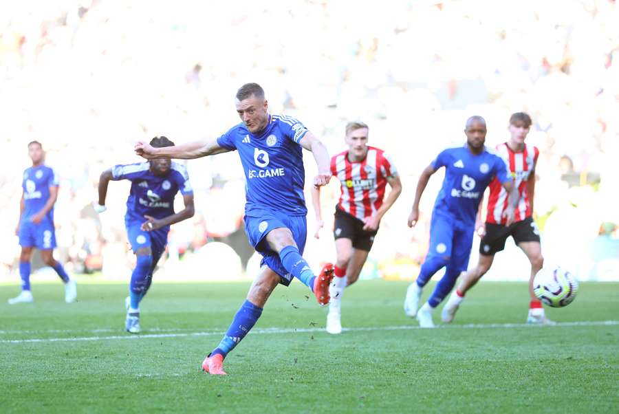 Jamie Vardy scores Leicester's equaliser from the penalty spot