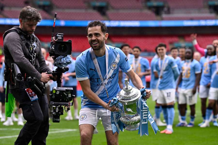 Bernardo Silva levantando la FA Cup en el Manchester City