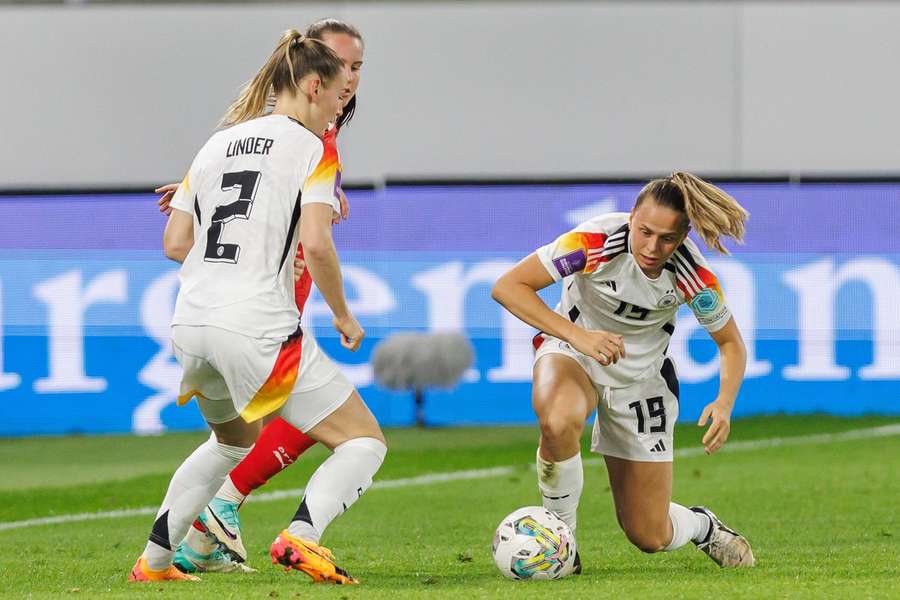 Sarai Linder (l.) und Klara Bühl (r.) kämpfen um den Ball.