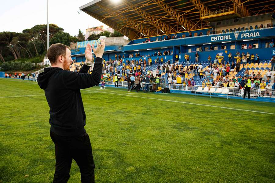 Ian Cathro fica até 2028
