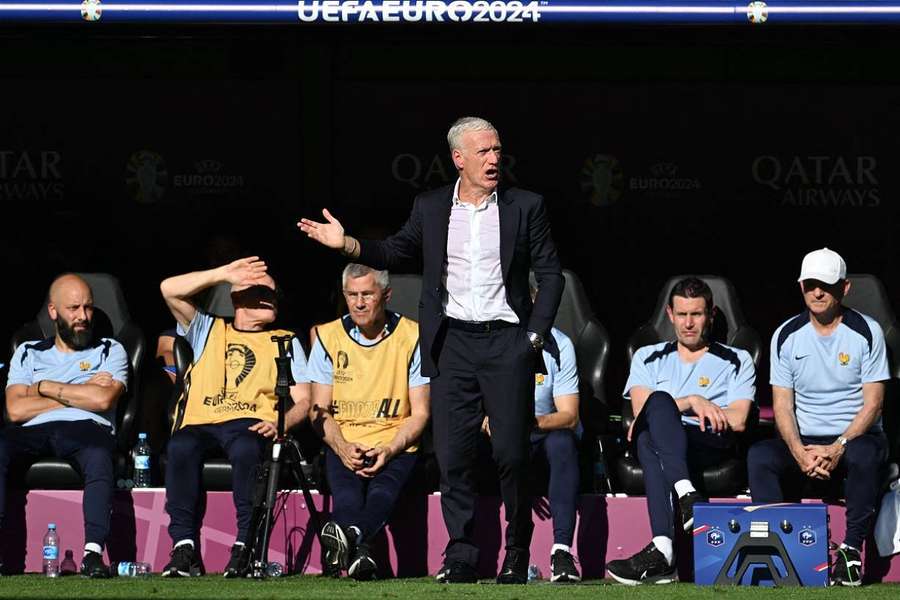 Le staff des Bleus derrière Didier Deschamps face à la Pologne.