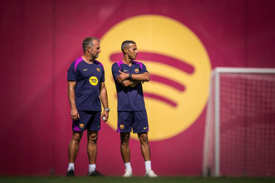 Thiago Alcántara, junto a Flick en su primer entrenamiento con el Barcelona