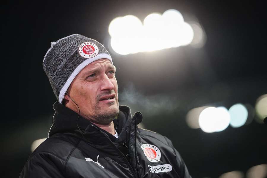 St.-Pauli-Trainer Alexander Blessin bereitet sein Team auf das Auswärtsspiel in der Allianz Arena vor. St.-Pauli-Trainer Alexander Blessin bereitet sein Team auf das Auswärtsspiel in der Allianz Arena vor.