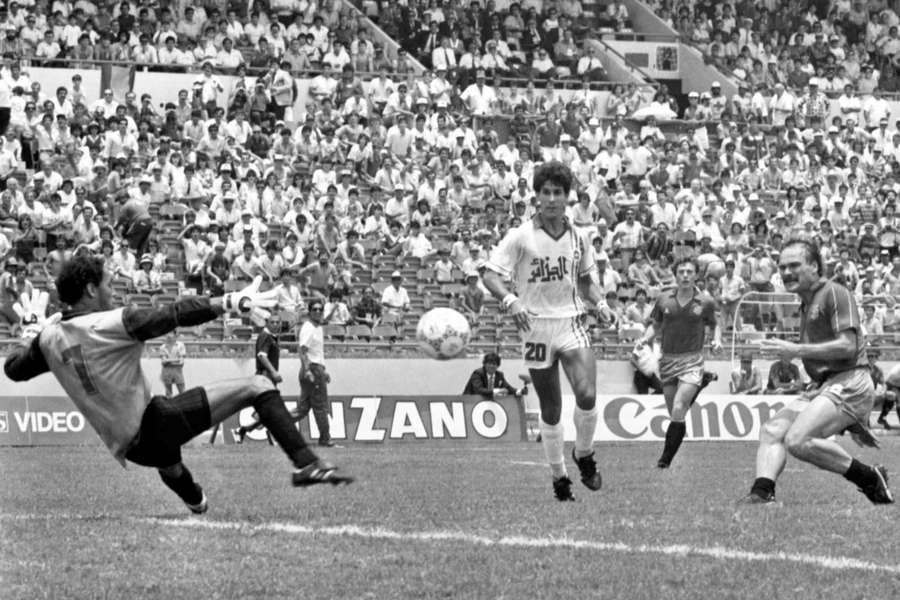 Ramón Calderé marca um golo no jogo Espanha-Argélia, no México, em 1986