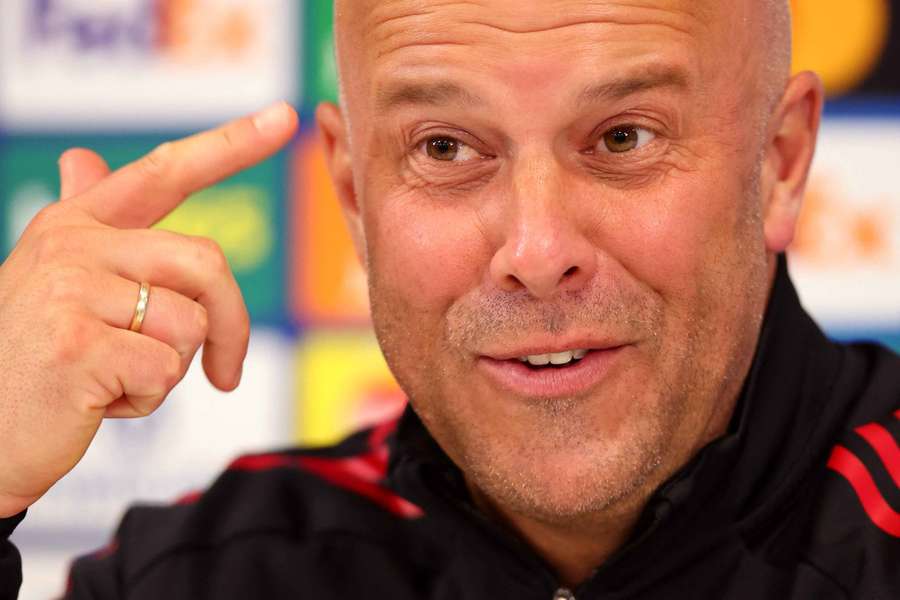 Slot, gesticulando en la previa del duelo ante el PSG