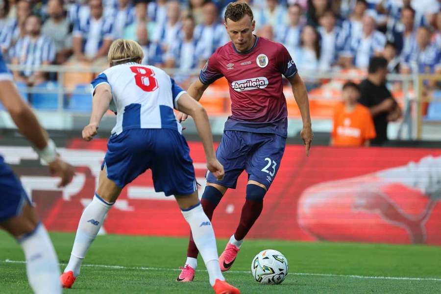 Javi Vázquez perante Froholdt no FC Porto-Torreense Javi Vázquez perante Froholdt no FC Porto-Torreense