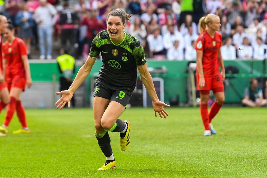 Dominique Janssen feiert ihr Tor zum Pokalsieg der Wolfsburgerinnen.