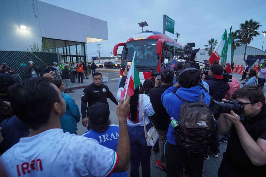 Aficionados de Irán animan a los suyos Aficionados de Irán animan a los suyos
