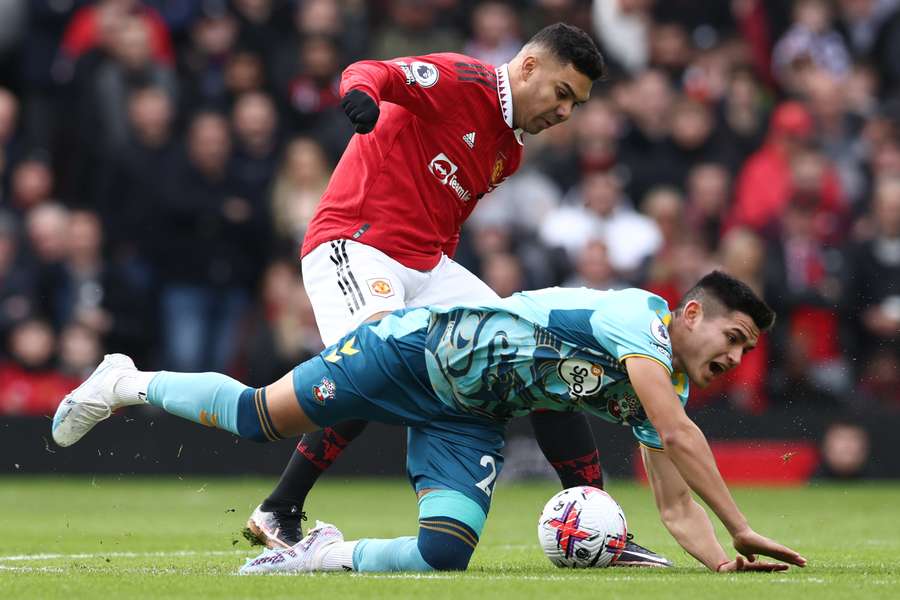 Manchester United's Brazilian midfielder Casemiro (L) vies with Southampton's Argentinian midfielder Carlos Alcaraz (R)