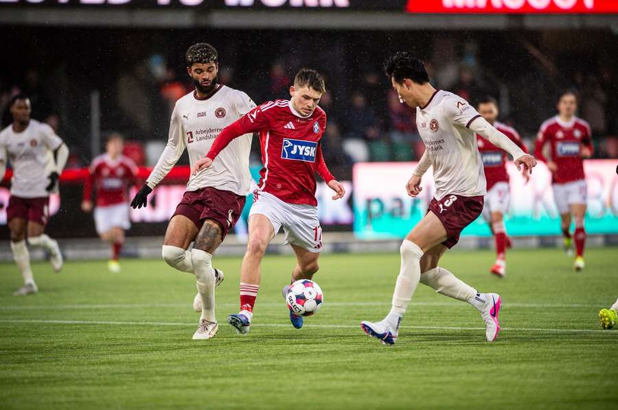 Ten-man FC Midtjylland left to settle for one point in entertaining draw in Silkeborg Ten-man FC Midtjylland left to settle for one point in entertaining draw in Silkeborg