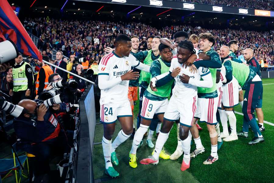 Camavinga, lovit cu bățul unui steag de un fan al Barcelonei în timp ce sărbătorea golul marcat de Mbappe Camavinga, lovit cu bățul unui steag de un fan al Barcelonei în timp ce sărbătorea golul marcat de Mbappe
