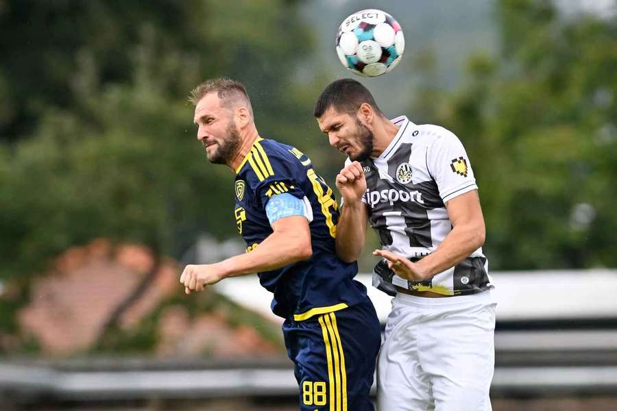 Filip Čihák (vpravo) ve vzdušném souboji se zlínským Tomášem Poznarem. Filip Čihák (vpravo) ve vzdušném souboji se zlínským Tomášem Poznarem.