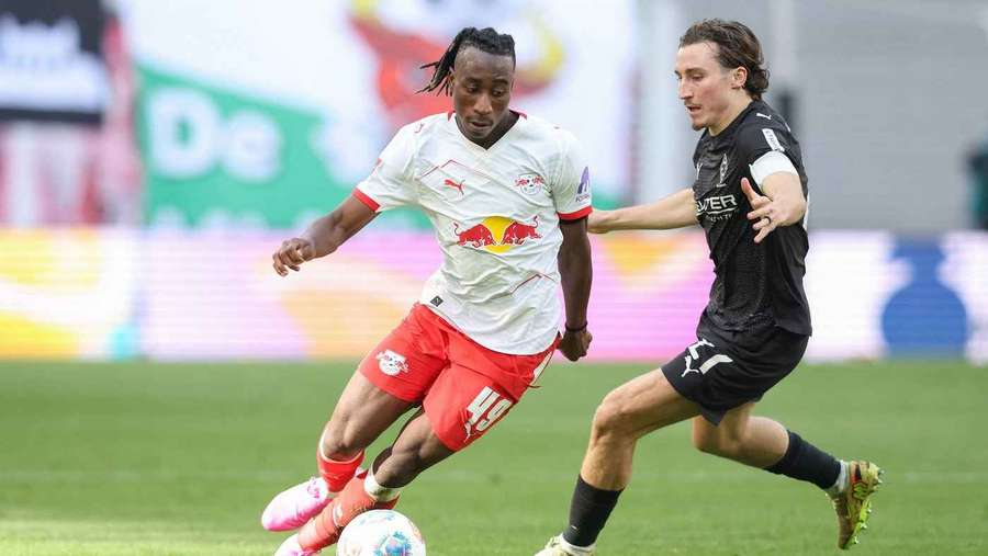 Leipzigs Matchwinner Diomande (l.) im Zweikampf mit seinem künftigen Kollegen Reitz (r.)