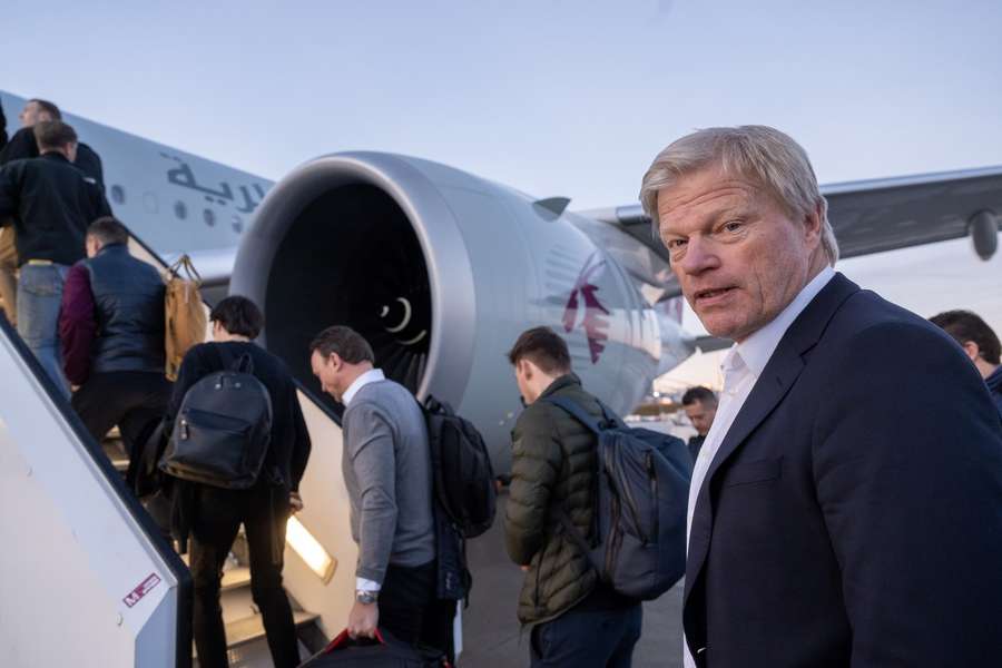 Oliver Kahn begibt sich als Vorstand des FC Bayern in den Flieger zum Trainingslager nach Katar.