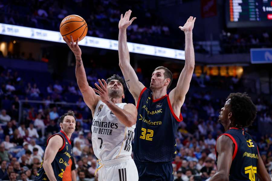 Rubén Guerrero (D) intenta taponar a Campazzo (I)