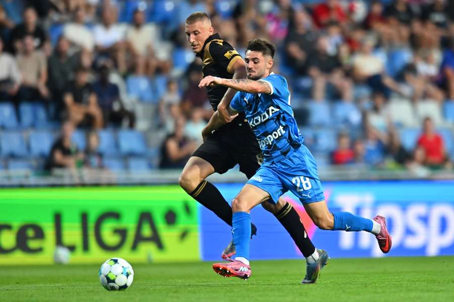 Ostravský Ondřej Krišfaluši a Daniel Langhamer z Boleslavi v remízovém zápase devátého kola Chance Ligy.
