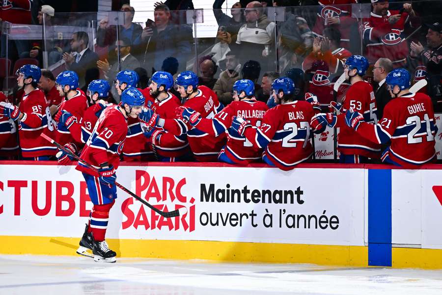 Slafkovský sa tešil z gólu.