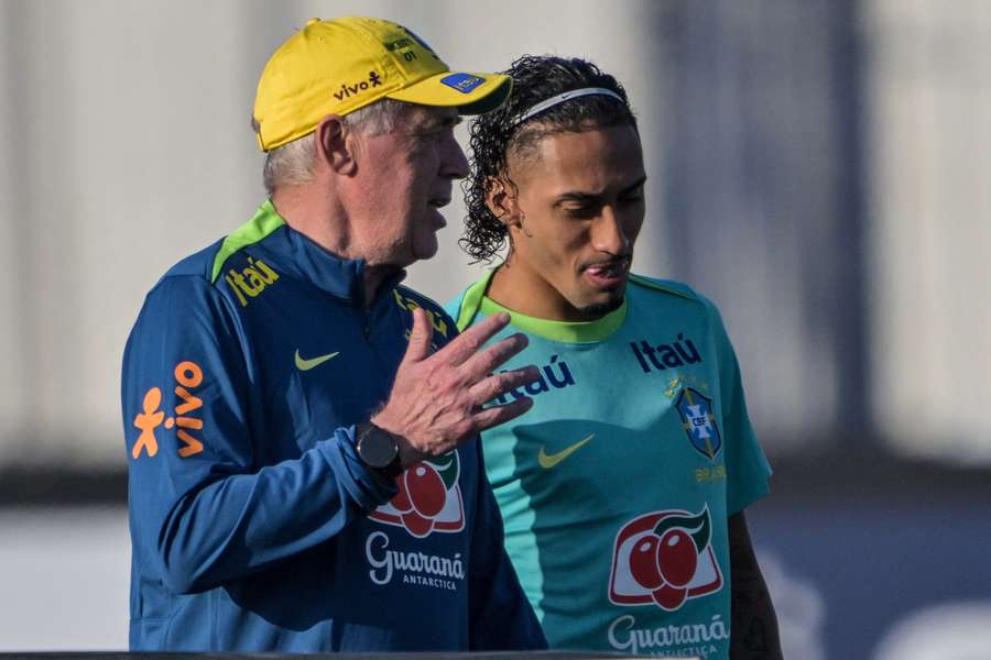 Carlo Ancelotti charla con el delantero brasileño Raphinha durante un entrenamiento en São Paulo