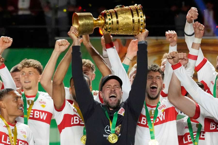 Hoeneß streckt den DFB-Pokal nach dem Sieg gegen Bielefeld in die Höhe