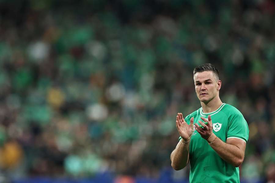 Jonathan Sexton agradece os aplausos após a derrota da Irlanda